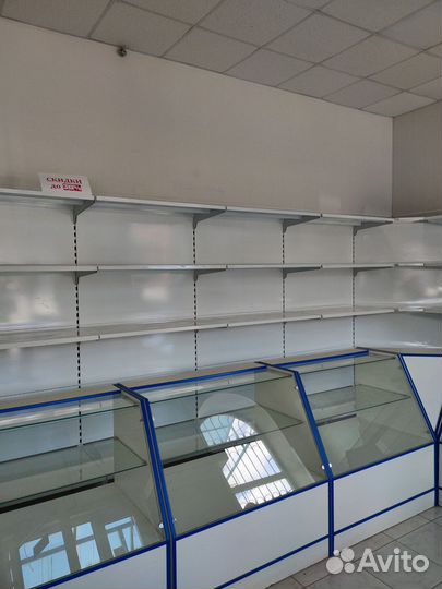 Металлические стеллажи и витрины для магазина