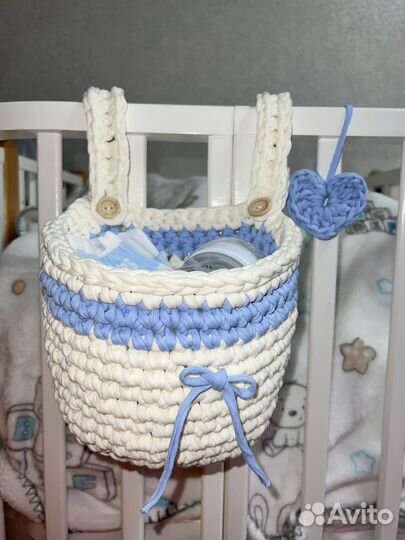 Вязаная корзина на детскую кроватку