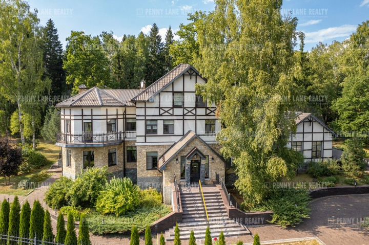 Коттедж 495 м² на участке 2,3 га