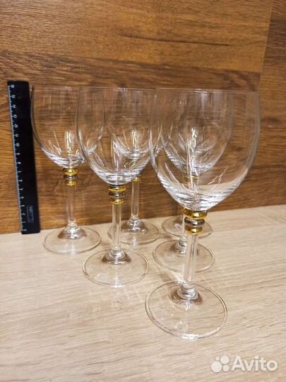 Графин, рюмки и фужеры