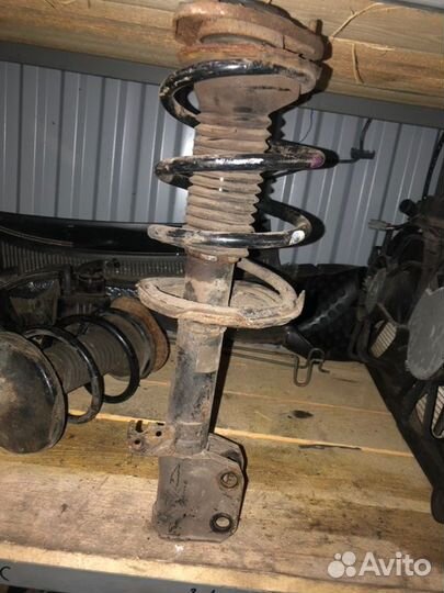 Стойка передняя левая Toyota Avensis T250 2.4