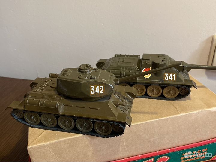 Модель танка Т-34, су-100 СССР