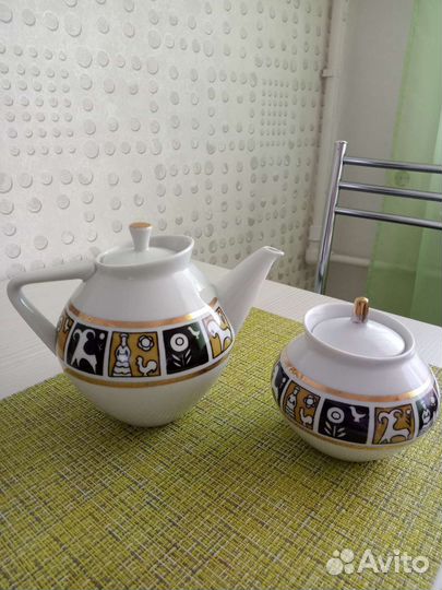 Заварочный чайник и сахарница