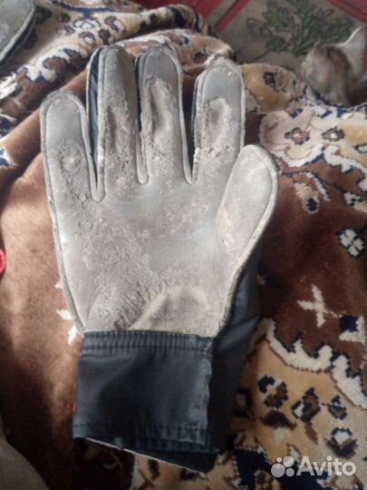 Вратарские перчатки