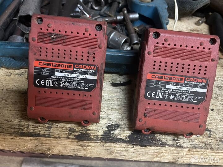 Зарядное устройство и батарей на шуруповерт