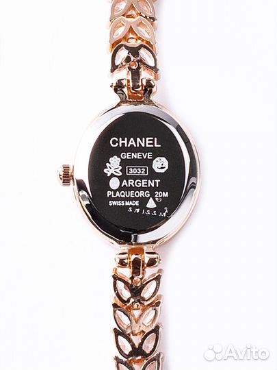 Часы браслет Chanel украшены камнями