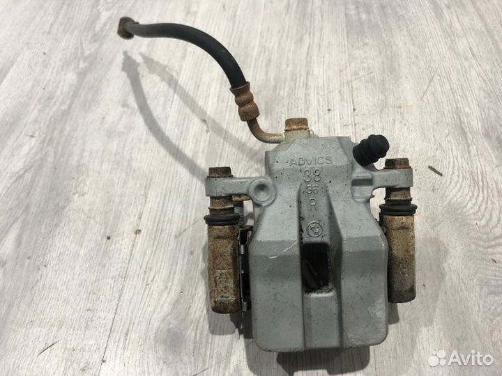 Суппорт тормозной задний правый Toyota Rav4 ACA33