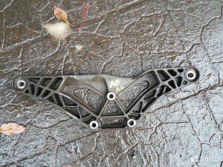 Ауди а6 С6 задний кронштейн