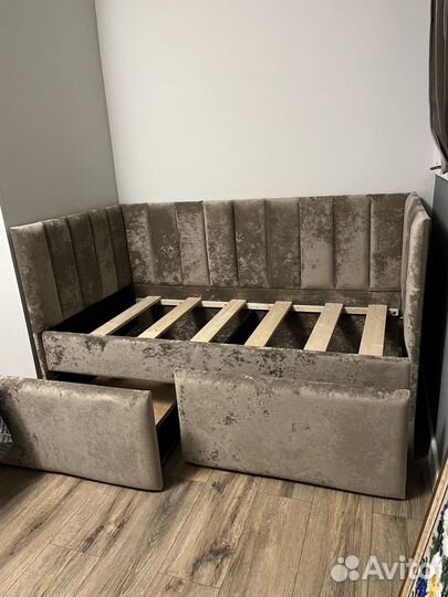 Детская кровать с мягким изголовьем