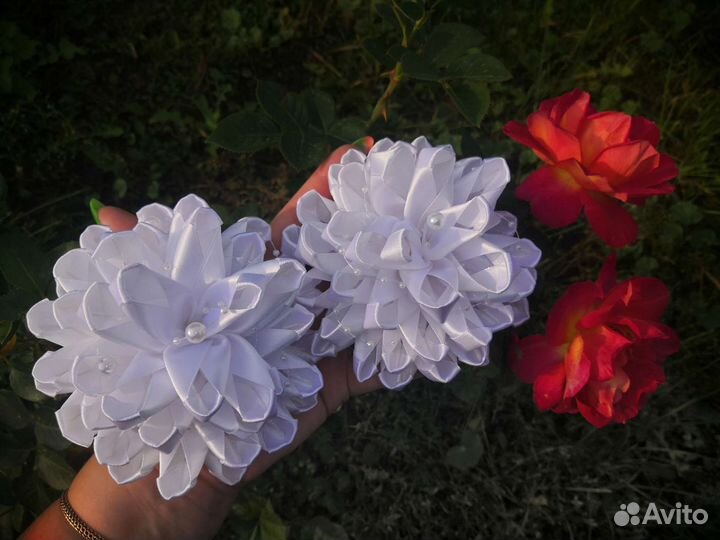 Белые банты для школьницы