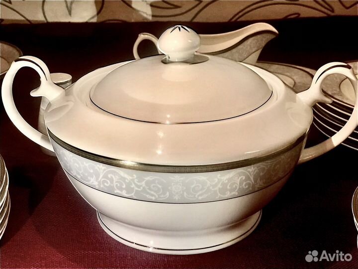 Костяной фарфор, столовый сервиз. Япония