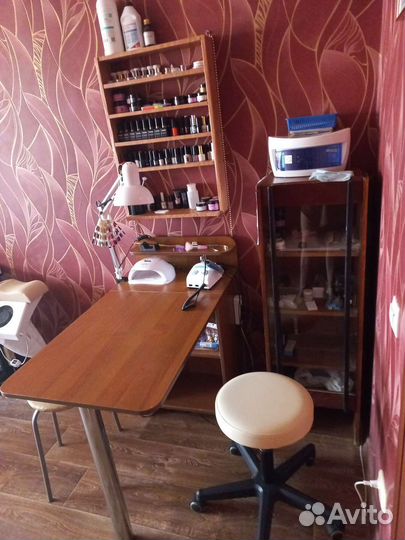 Маникюрный стол, полка для лаков и шкаф