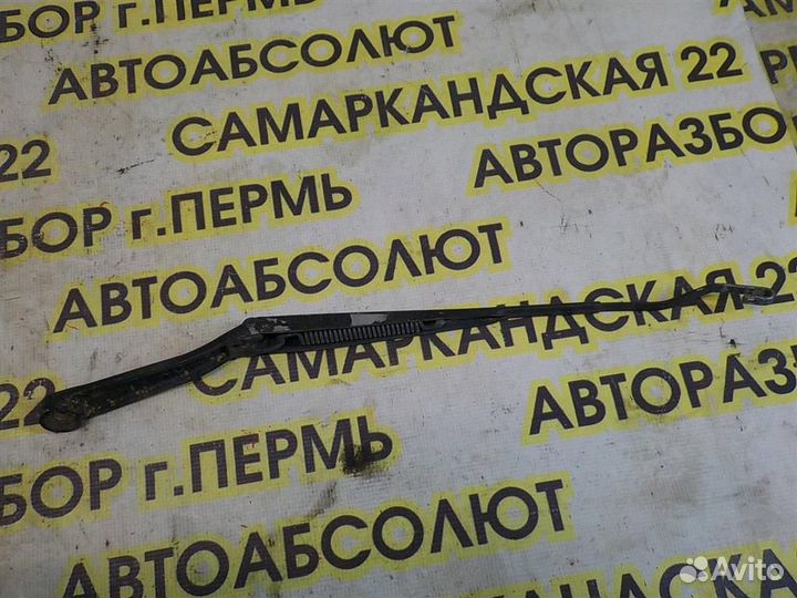 Поводок стеклоочистителя передний правый Nissan M