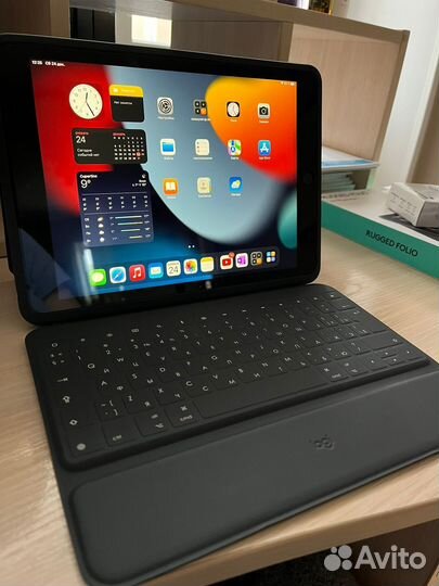Чехол клавиатура Logitech для iPad 10,2