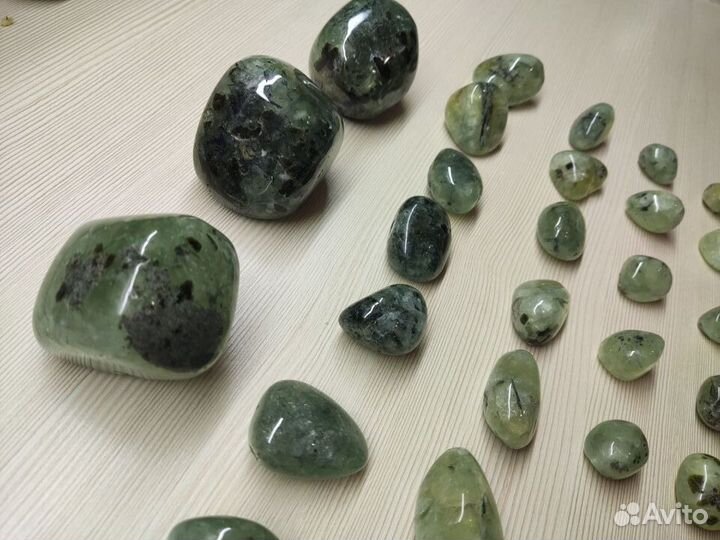 Пренит с эпидотом камень