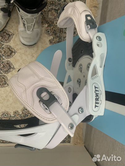 Сноуборд с креплениями и ботинками