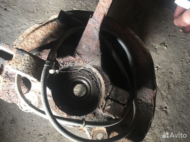 Передний правый поворотный кулак ланцер 9