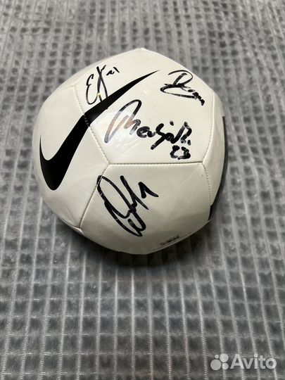 Футбольный мяч с подписями игроков Зенита