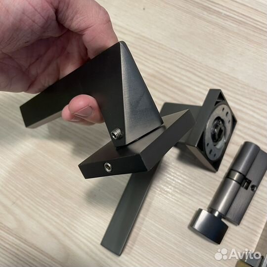 Дверная ручка с замком-заверткой