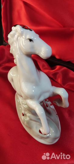 Статуэтка фарфоровая 