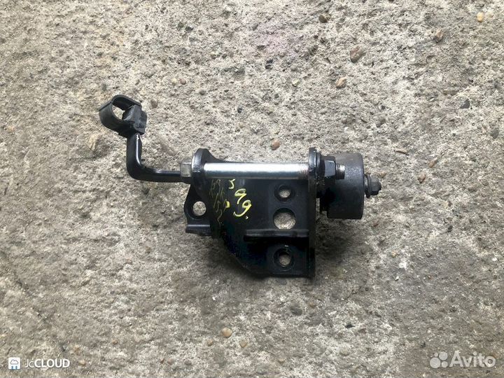 Кронштейн опоры двигателя на toyota auris ZRE152 2