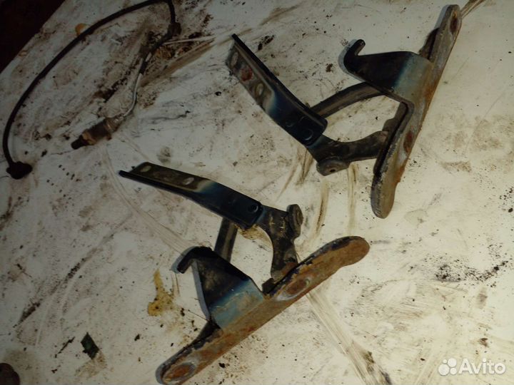 Петля капота левая правая Lancia Kappa