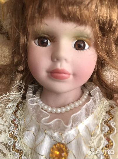 Фарфоровая кукла