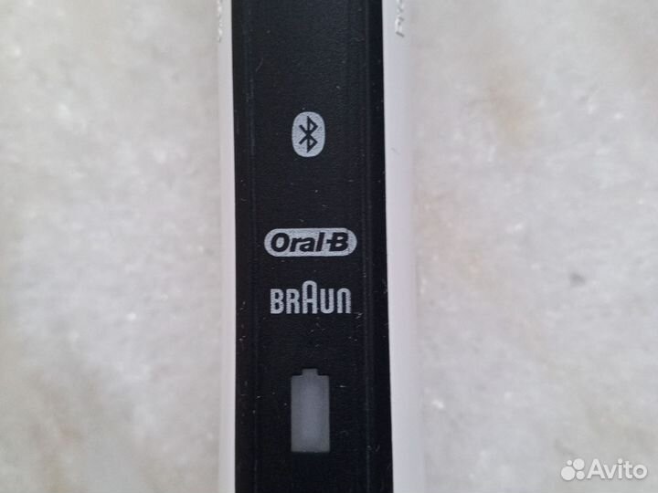 Электрическая зубная щетка Oral-B Smart 4