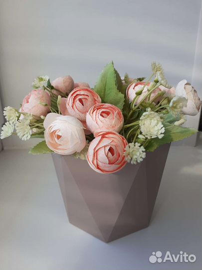 Искусственные цветы в горшках