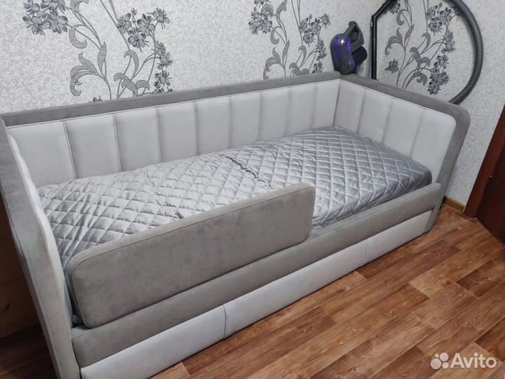 Мягкая кровать двухцветная