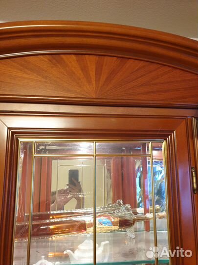 Витрина трехдверная Италия, массив, шпон орех