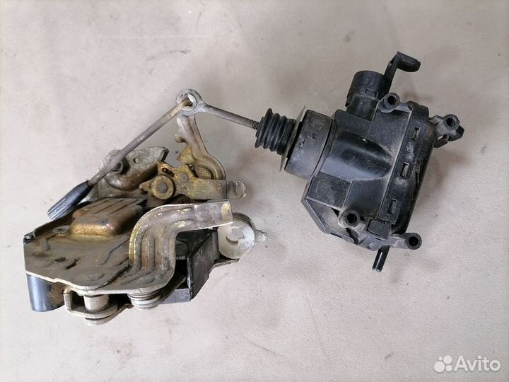 Замок двери передней левой Mercedes Benz 190 W201