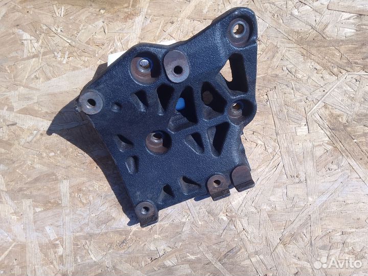 Кронштейн компрессора SR18 Nissan Bluebird U14