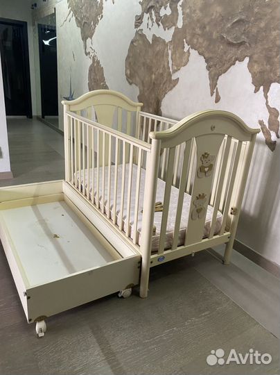 Детская кроватка с маятником