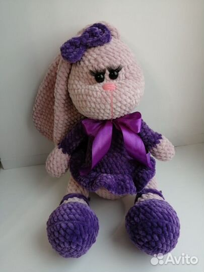 Вязаная зайка из плюшевой пряжи ручной работы