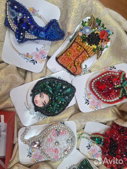 Брошь ручной работы из бисера