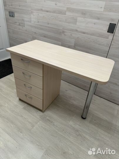 Маникюрный стол