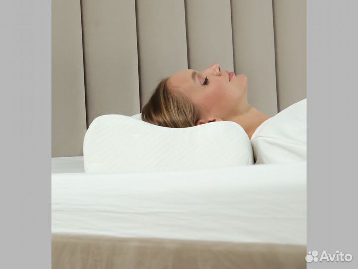 Sleep 60. Женщина плюхается с пультом в кровать.
