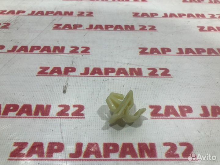 Клипса упора капота Mitsubishi