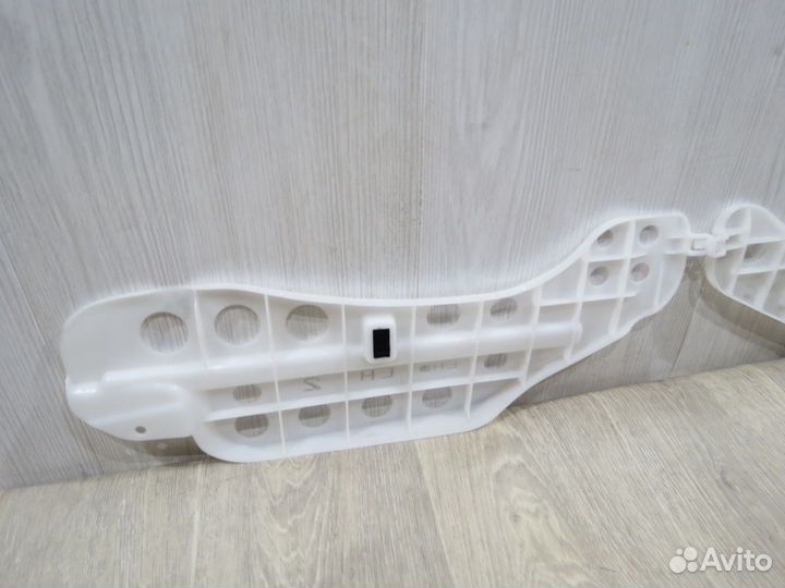 Кронштейн ковролина Toyota Camry 70