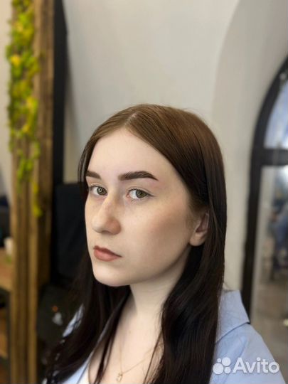 Модель на брови