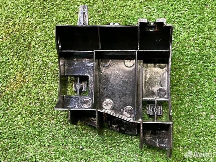 Кронштейн бампера задний правый Toyota Land