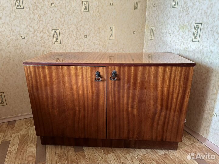 Тумбочка полированная