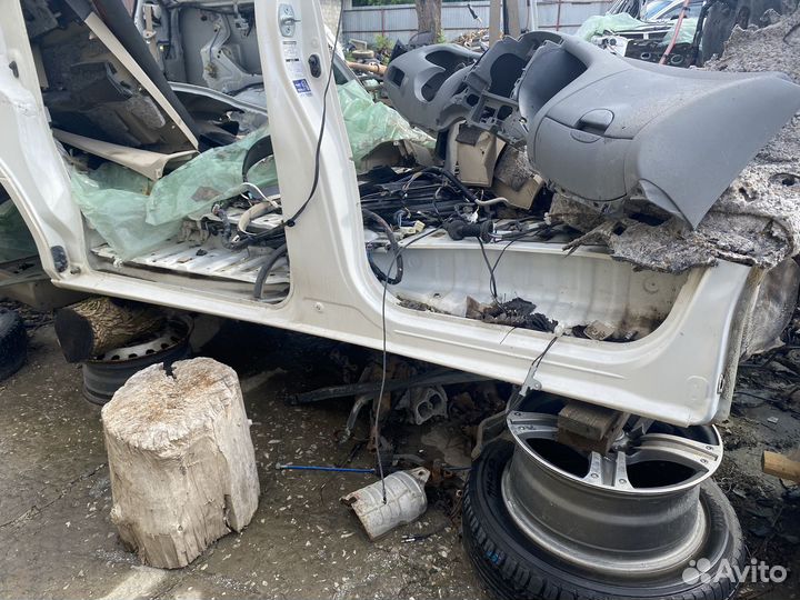 Порог правый Toyota Alphard 2002-2008 года