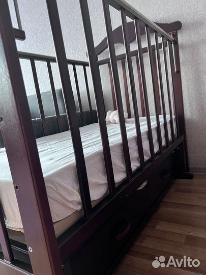 Детская кроватка с поперечным маятником