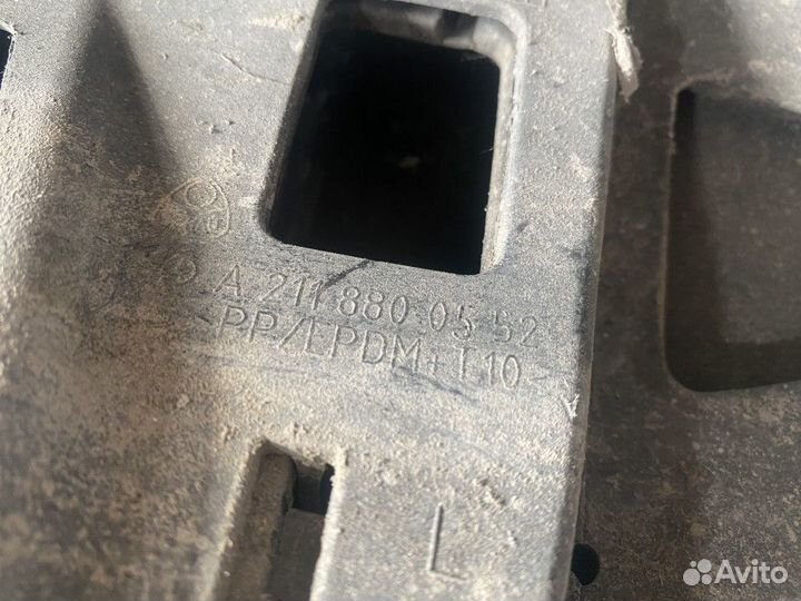 Кронштейн переднего бампера левый Mercedes Benz E