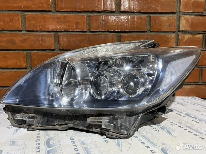 Правая Передняя фара toyota prius 30