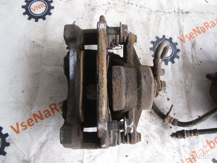 Суппорт передний левый Toyota Avensis 2