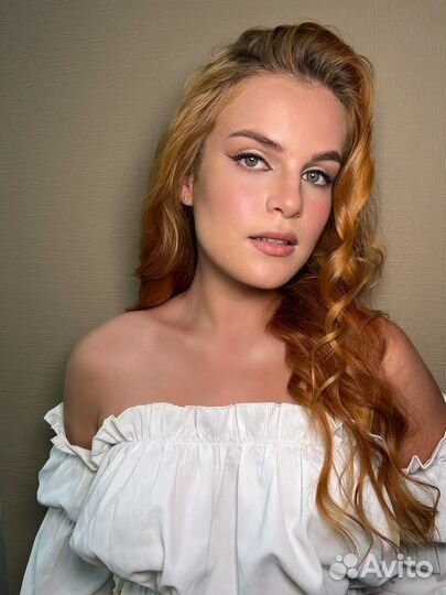 Модель на укладку локоны и макияж нюд