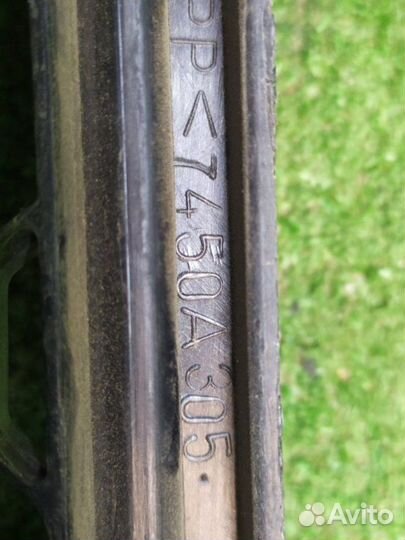 Решетка радиатора передняя левая Mitsubishi Lancer